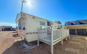 6 Berth Caravan In Hunstanton, Ideal For Seaside Holidays Ref 13004L